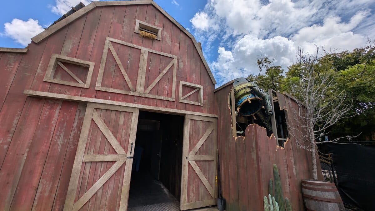 The farmhouse and barn exterior of the Invasion Alien Abduction house