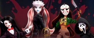 Four horror fashion dolls against a dark red splatter backdrop: Billy the Puppet in a pinstripe suit and red bow tie, Pinhead with red and white pigtails, Jason in a hockey mask holding a machete, and Ghost Face in a black hood