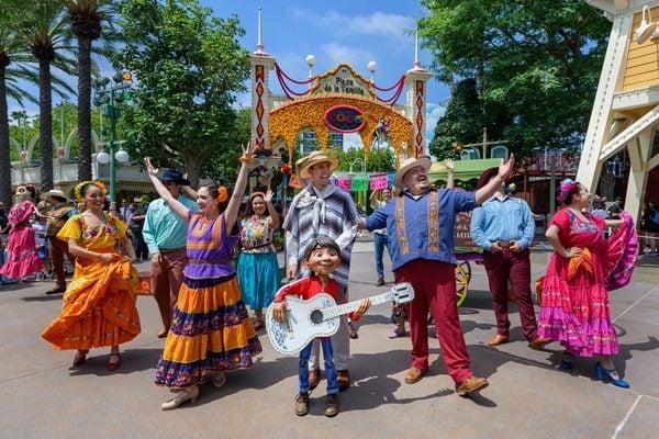 Plaza de la Familia at Disney California Adventure 2026