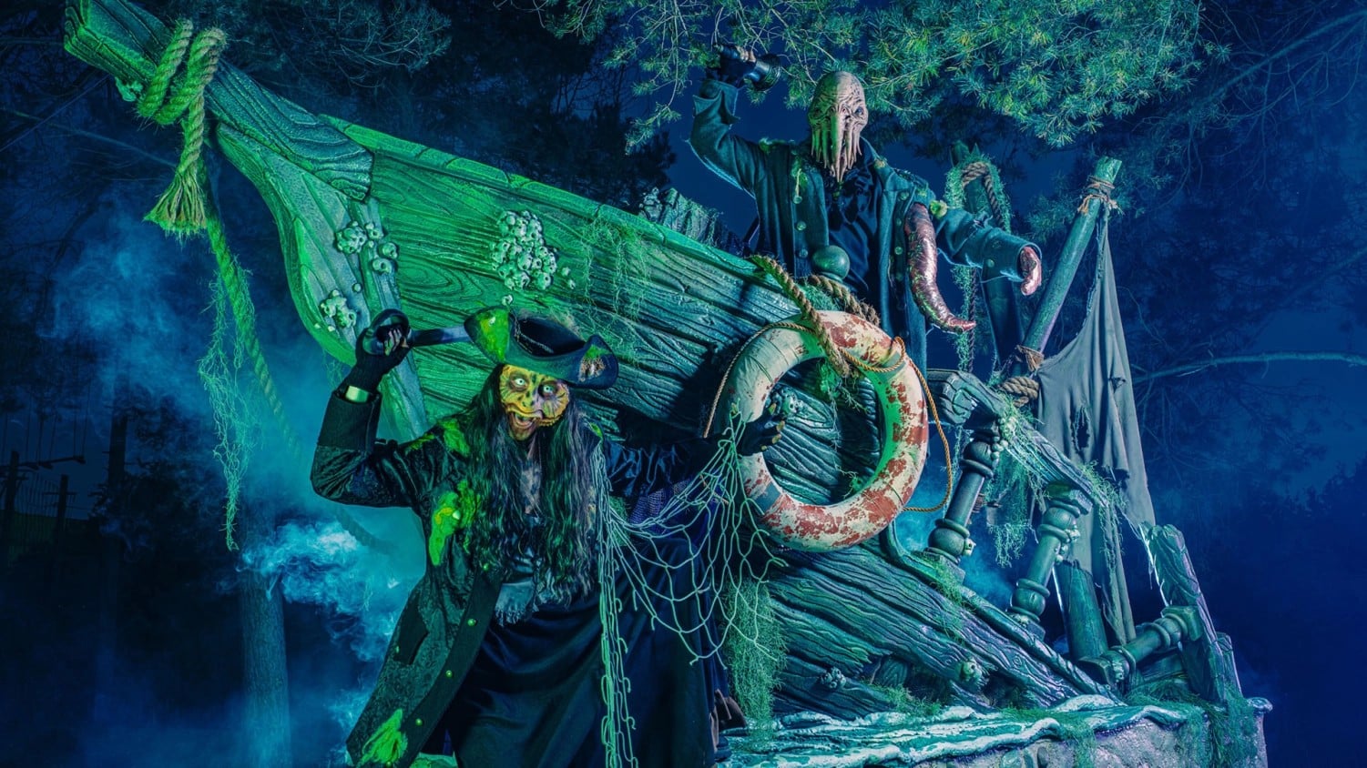 Two drowned sailors with a life ring on the wreck of the Gouden Galjoen in Toverland's Shadows of the Sea scare zone
